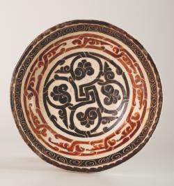 Чаша. Мавераннахр, Бинкат (Ташкент), 10 в.
Глина, обжиг, роспись по белому ангобу, процарапывание, прозрачная глазурь.
Чаша. Мавераннахр, Бинкат (Ташкент), 10 в.
Глина, обжиг, роспись по белому ангобу, процарапывание, прозрачная глазурь.